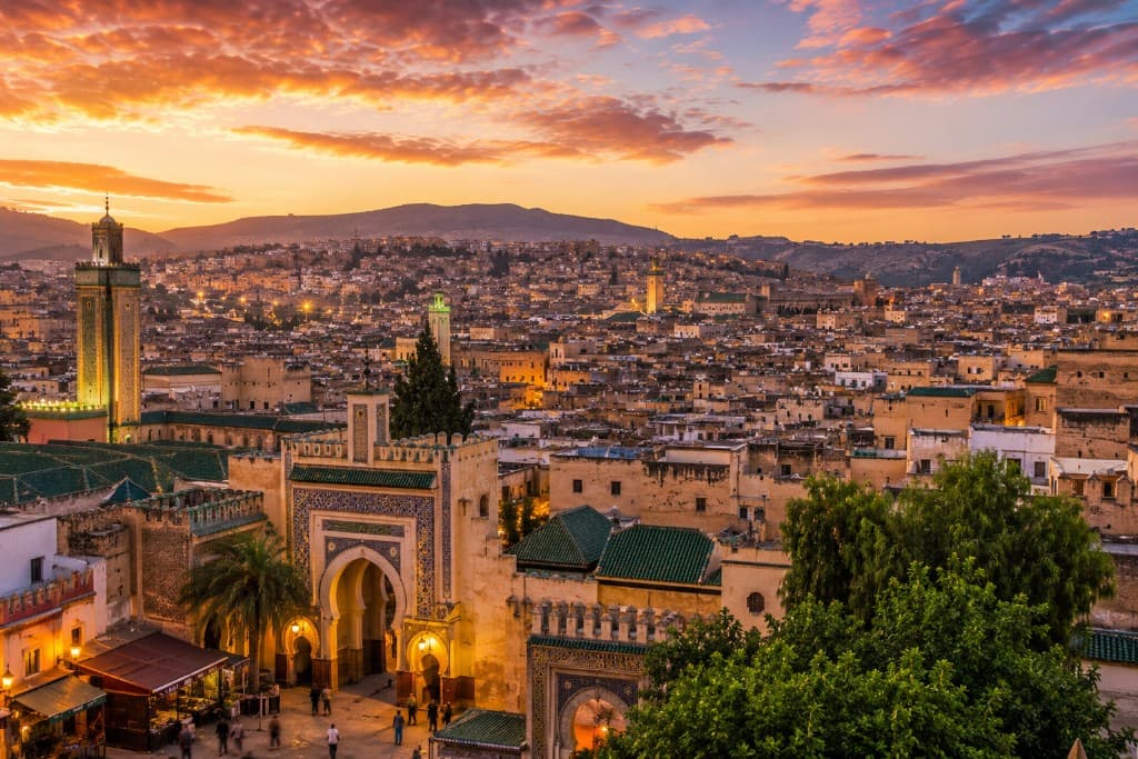 Fès — Bab Boujloud au coucher du soleil